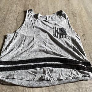 gray and black tank top